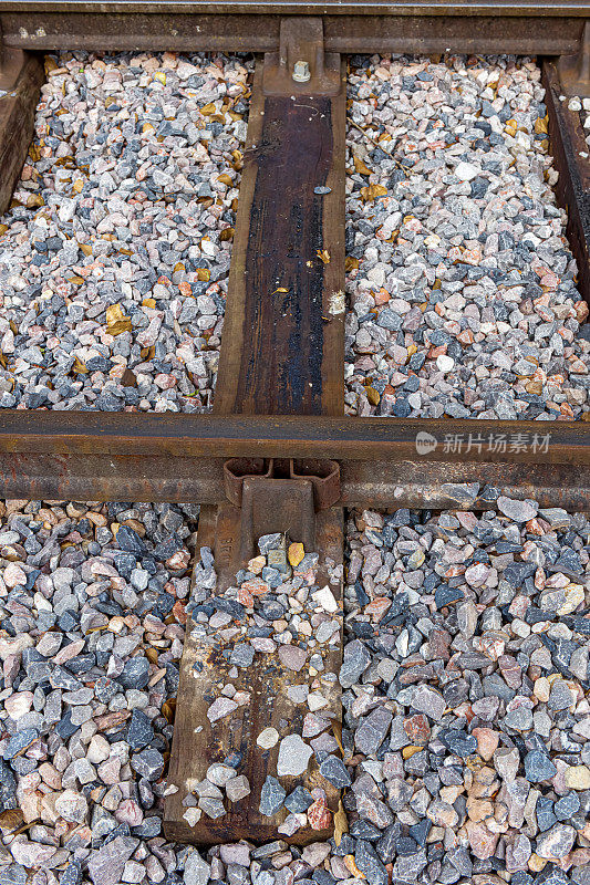 在英国，用碎石填充的铁轨和枕木特写。