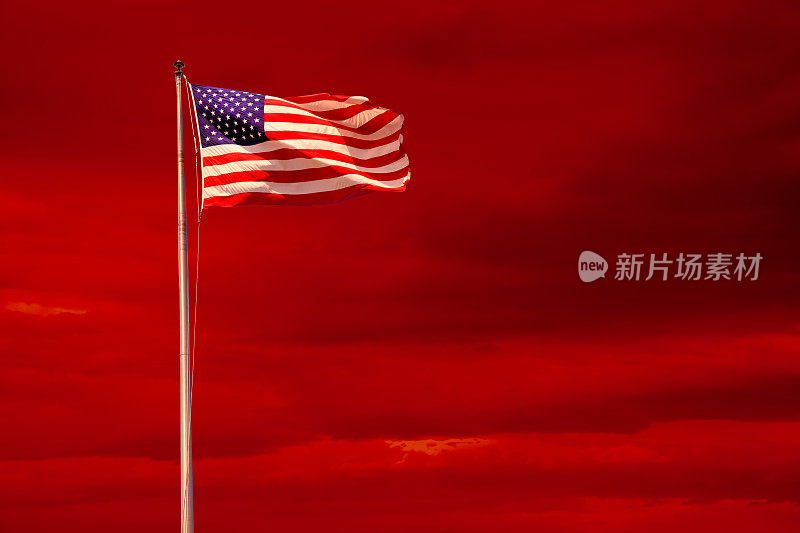 美国国旗以共和红色为背景