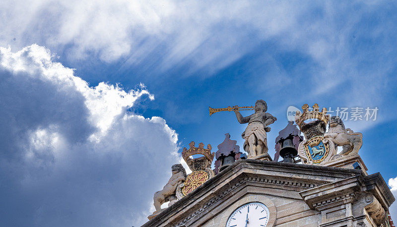 西班牙潘普洛纳，市政厅和云