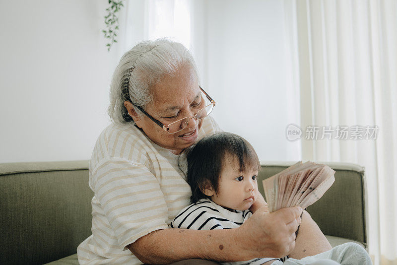 祖母和孙女交谈，拥抱