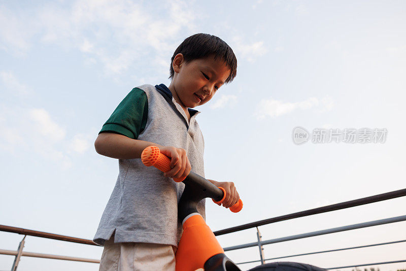 这个小男孩正在学骑自行车