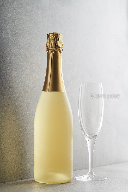 香槟酒瓶和玻璃杯