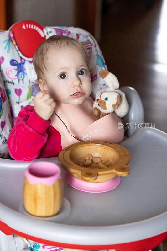 婴儿吃的是儿童用的木制餐具。