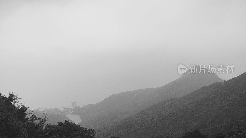 山，海和雾