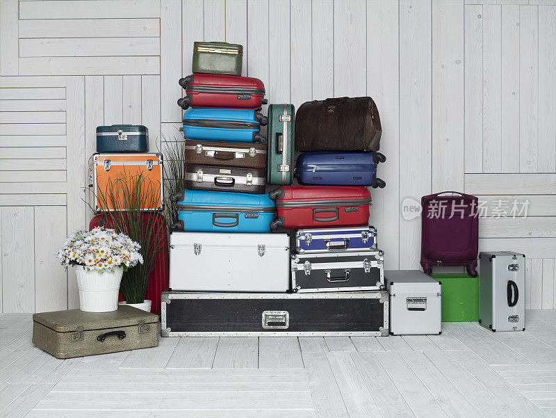 各种颜色的行李箱一个接一个地堆放在一起运输