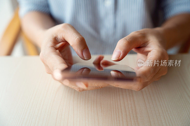 女人用智能手机给朋友发短信的特写镜头