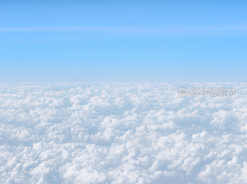 从飞机窗户看出去的云和蓝天