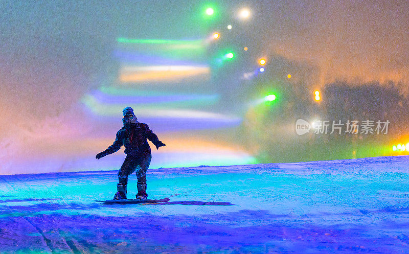 彩色灯光下的夜间滑雪