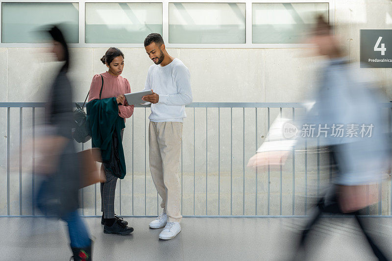 学生们在大学的走廊里聊天。