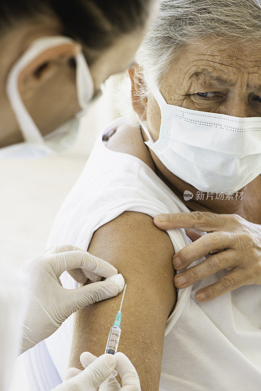 老年妇女接种疫苗