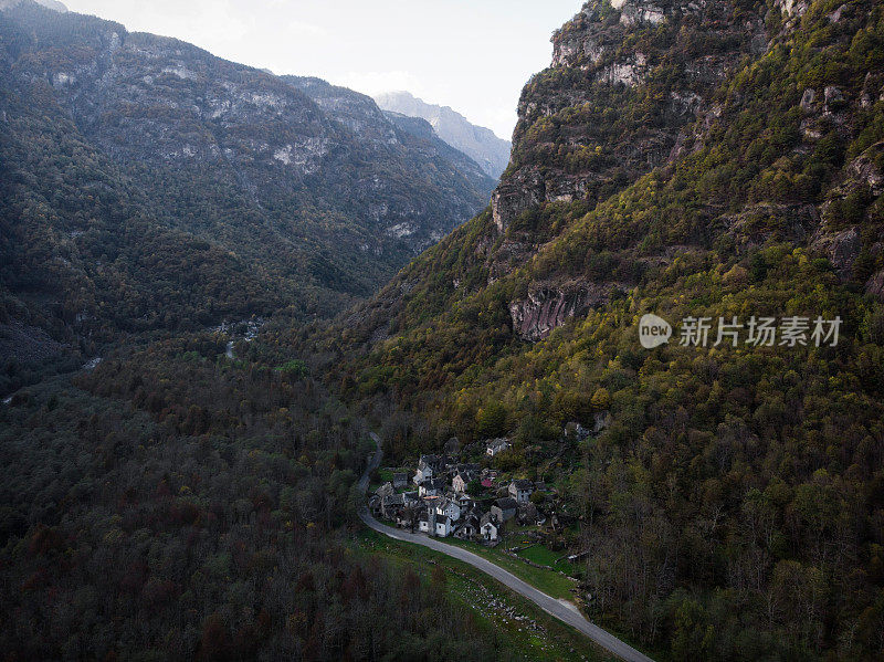 空中全景迷人的村庄里托托质朴的石头房子在自然巴伐纳山谷提契诺瑞士阿尔卑斯山
