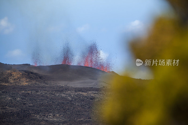 拉留尼汪岛爆发的火山