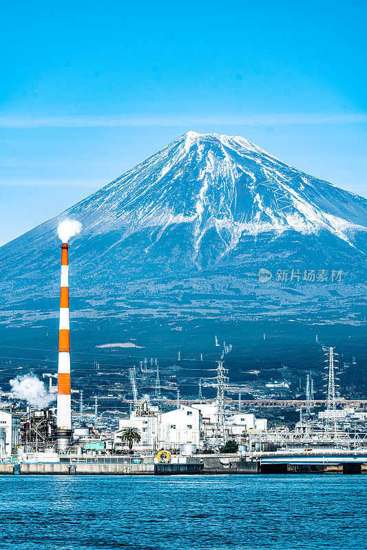 从田谷港看骏河湾工业区和富士山