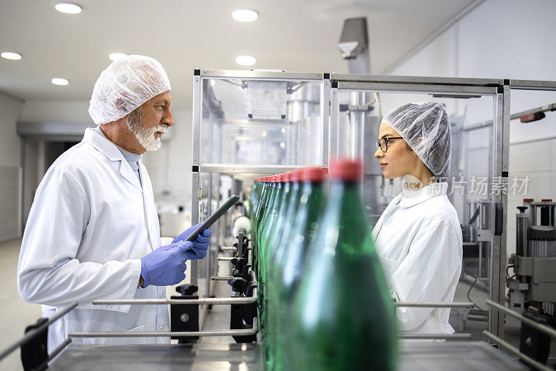 质量控制检查员在装瓶厂检查碳酸水生产。