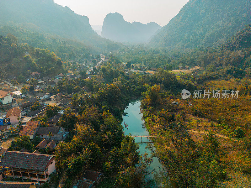 落日时分湄公河宁静景象的鸟瞰图