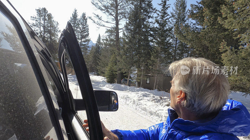 成熟男子在雪路上下车