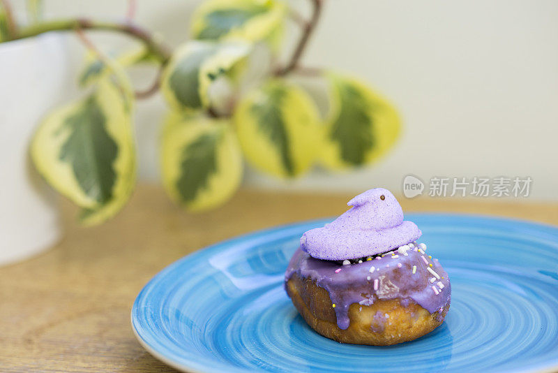 紫色复活节甜甜圈