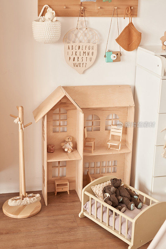 儿童益智木制玩具。育婴室装饰。斯堪的纳维亚风格的游戏室。木制的拖把