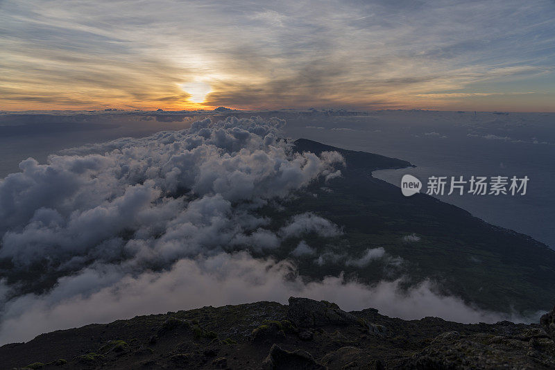 日出时在皮科火山山顶上的小径