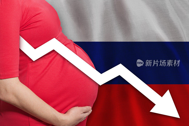 俄罗斯国旗背景上的俄罗斯孕妇。俄罗斯联邦生育率下降