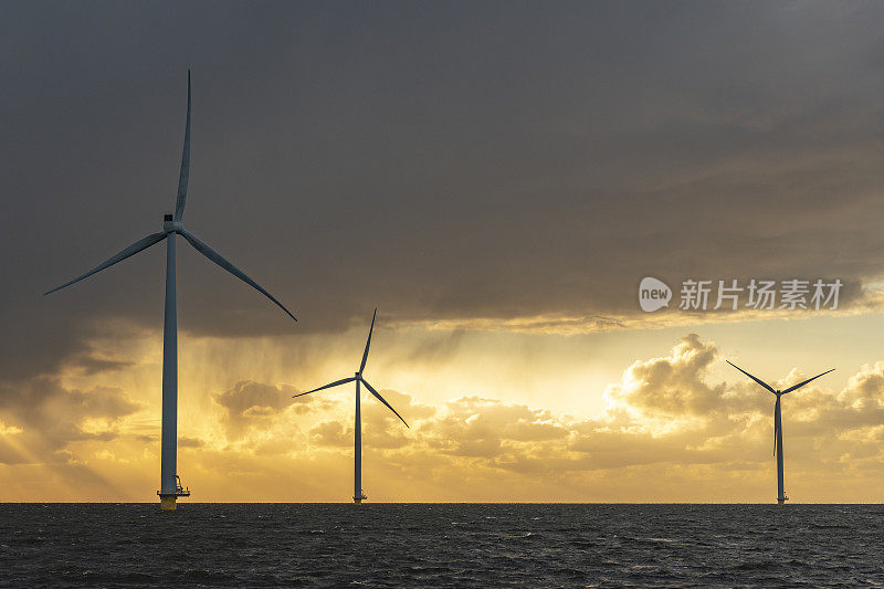 海上风力发电园区的风力涡轮机在日落时发电