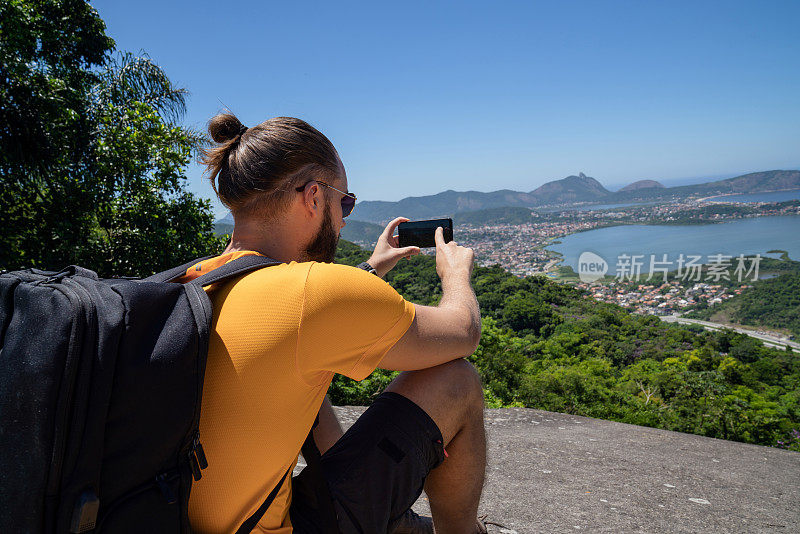 男子徒步旅行后放松，欣赏风景