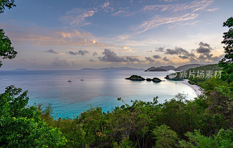在美属维尔京群岛的热带加勒比海圣约翰岛著名的主干湾上，充满活力的日出