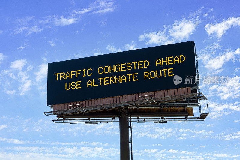 具有交通碰撞延迟警告的电子公路广告牌