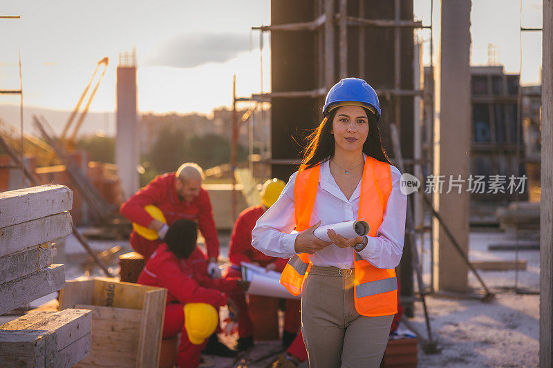 建筑工地上年轻漂亮的女工程师