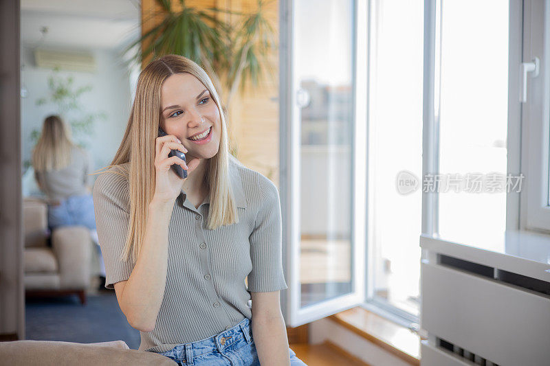 女性使用智能手机