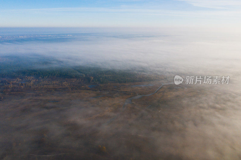 晨雾鸟瞰图。秋季风景无人机摄影。十月。保护自然。黎明