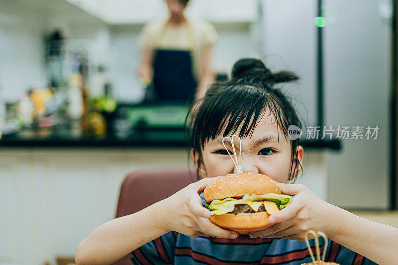 女孩吃汉堡，亚洲人的日常家庭生活