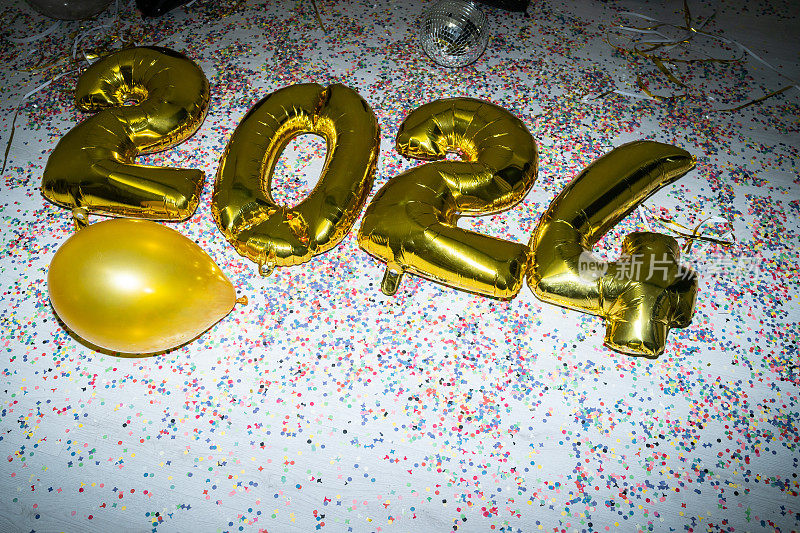 散落的气球和五彩纸屑，快乐2024年