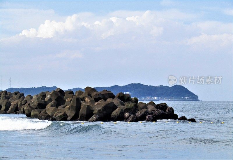 日本。7月。阳光明媚的日子里的海景。