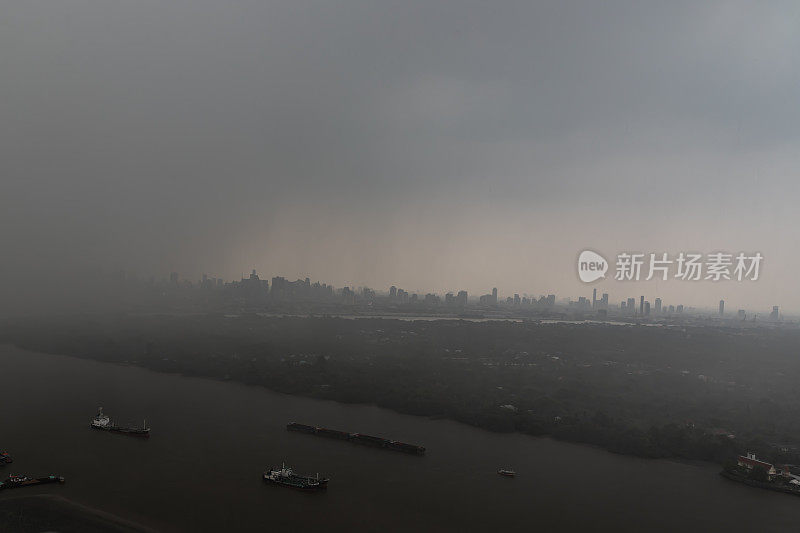 雨前笼罩着城市摩天大楼的迷雾景观。下午浓重的雾霾使曼谷市区看不清楚。雾天鸟瞰图。