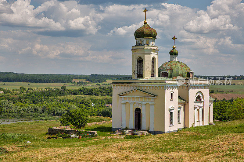 亚历山大涅夫斯基教堂在Khotyn堡垒，中世纪防御工事复杂在乌克兰。