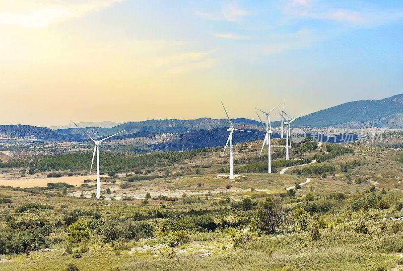 风力涡轮机在山区景观。风公园风力发电。Castellon风力发电场的风能。航空发电机和景观