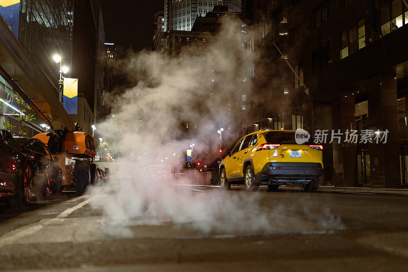 曼哈顿的街道，夜晚