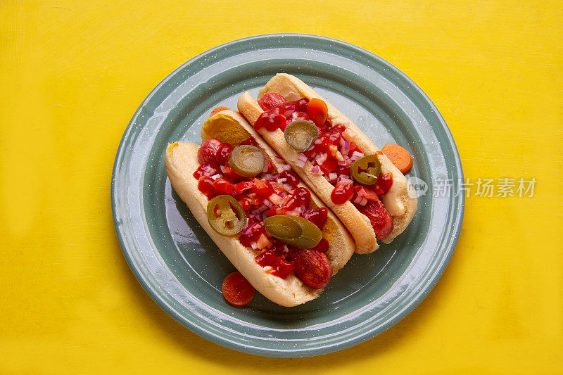美味的美味热狗与新鲜的番茄，脆洋葱，和一个浓烈的辣椒扭