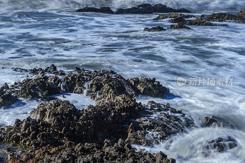 海浪冲击着岩石海岸