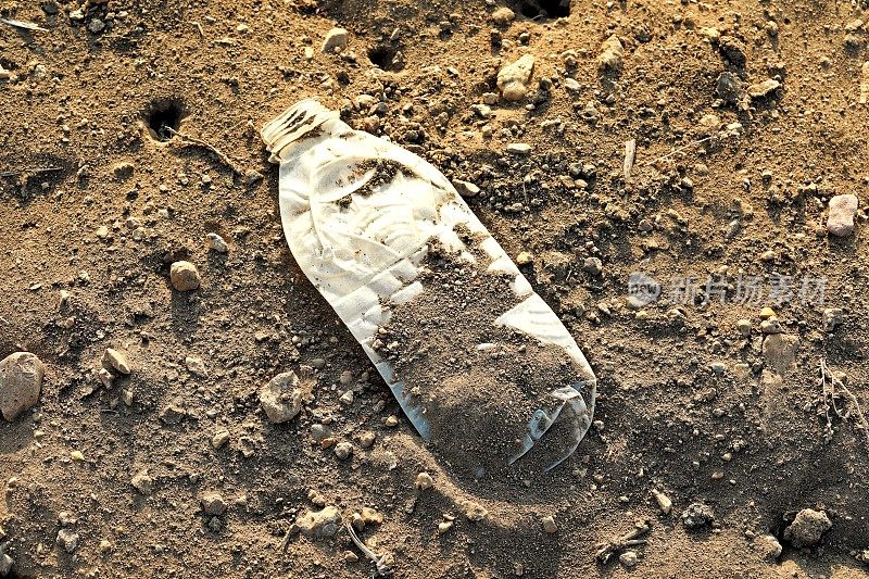 塑料污染。