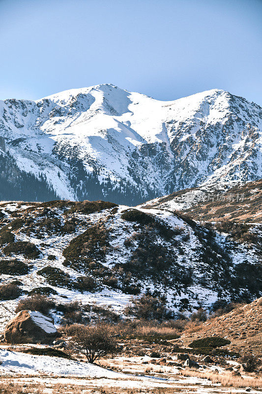 冬天的山景与白雪皑皑的山峰