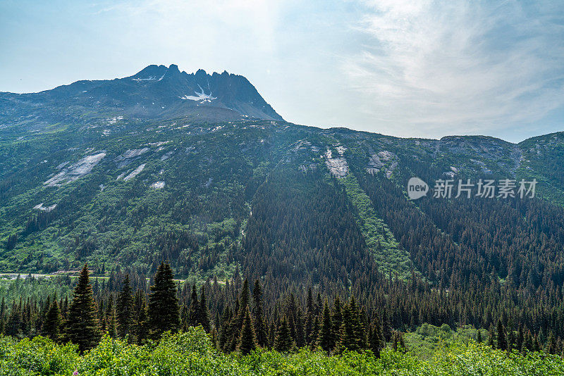 美国阿拉斯加州怀特山口山顶游览列车。