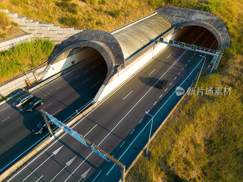 葡萄牙高速公路上通过隧道的循环交通航拍图像