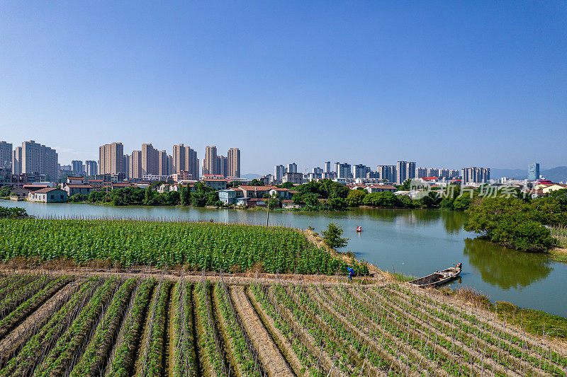 鸟瞰图农村地区和农田在城市的郊区河边