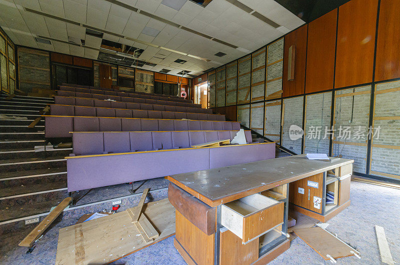 一所旧学院的废弃演讲厅，大学培训部。
