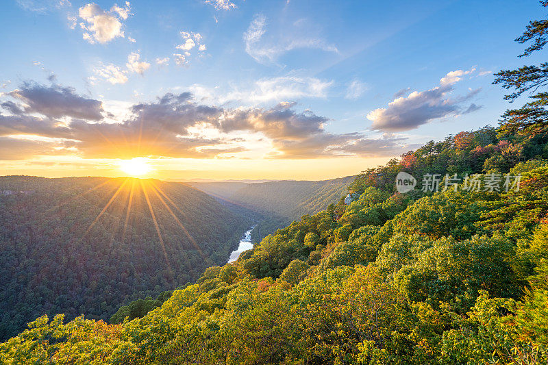 在美国西弗吉尼亚州阿巴拉契亚山脉的秋季，新河峡谷国家公园美丽山的充满活力的日落景色。