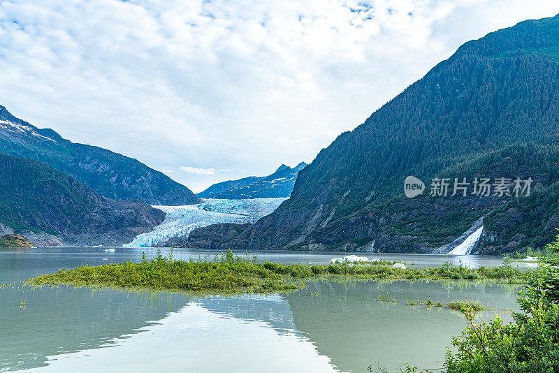 阿拉斯加朱诺的门登霍尔湖和门登霍尔冰川景观