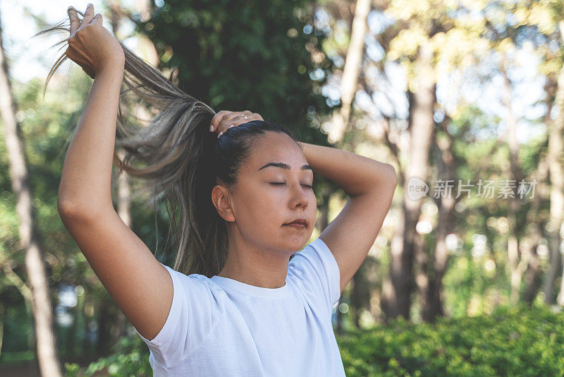 女人在运动前使自己平静下来。