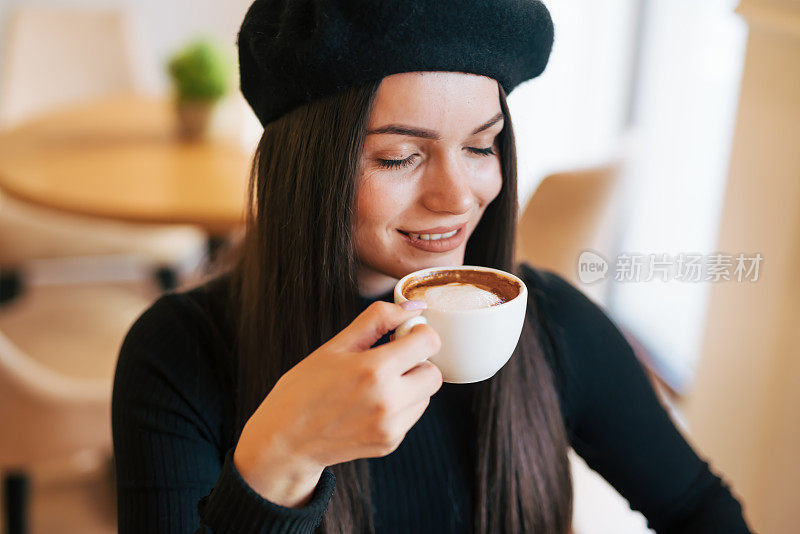 面包店里的年轻女子